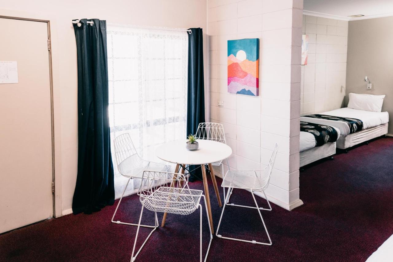 Poinsettia Motel