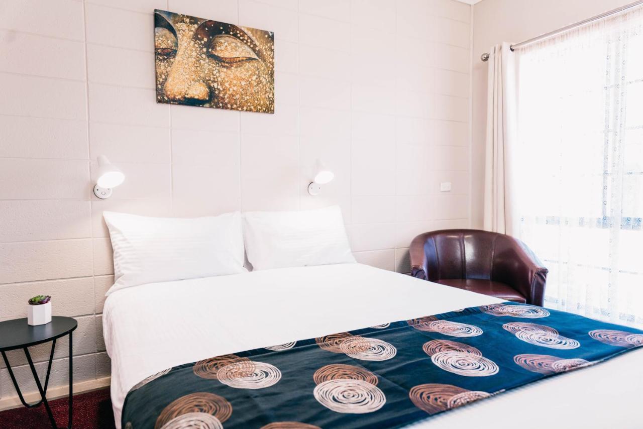 Poinsettia Motel